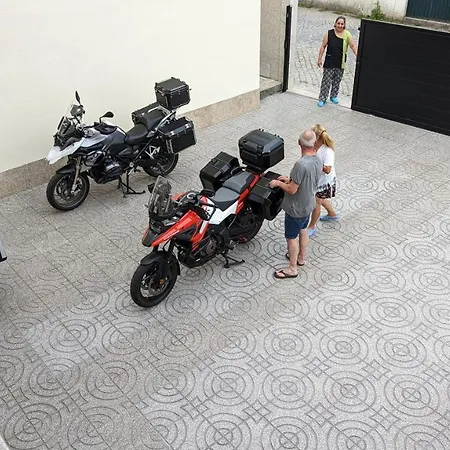 Δωμάτια σε οικογενειακή κατοικία Room Solo - Villa Ribeiro On Way To Santiago With Secure Bike Garage - Esposende *
